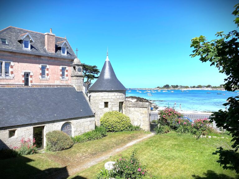 Vue mer depuis appartement, avec jardin paysager et tourelle ancienne, sur Baie de Brignogan-Plages