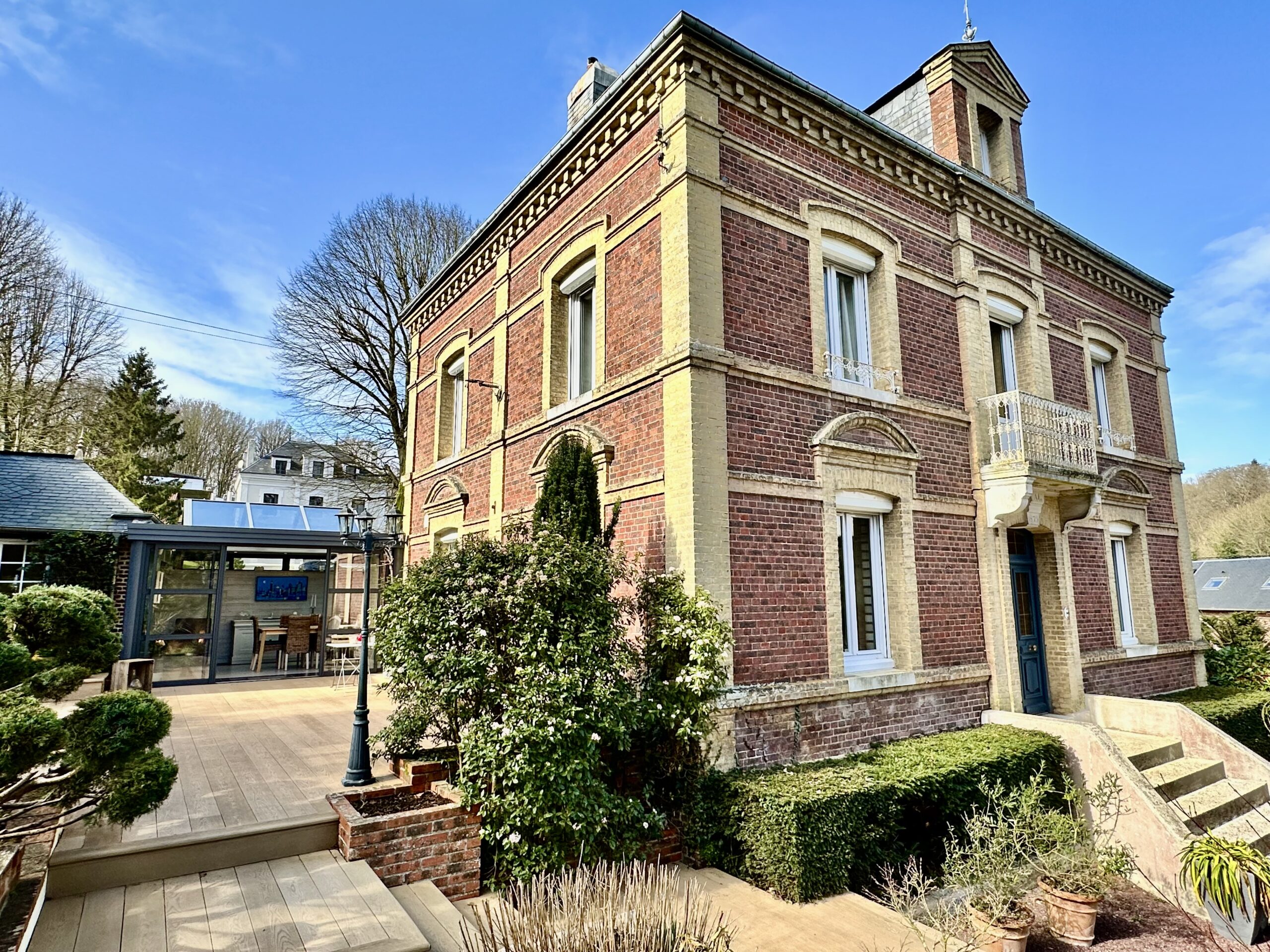 Maison de maître normande en briques rouge.