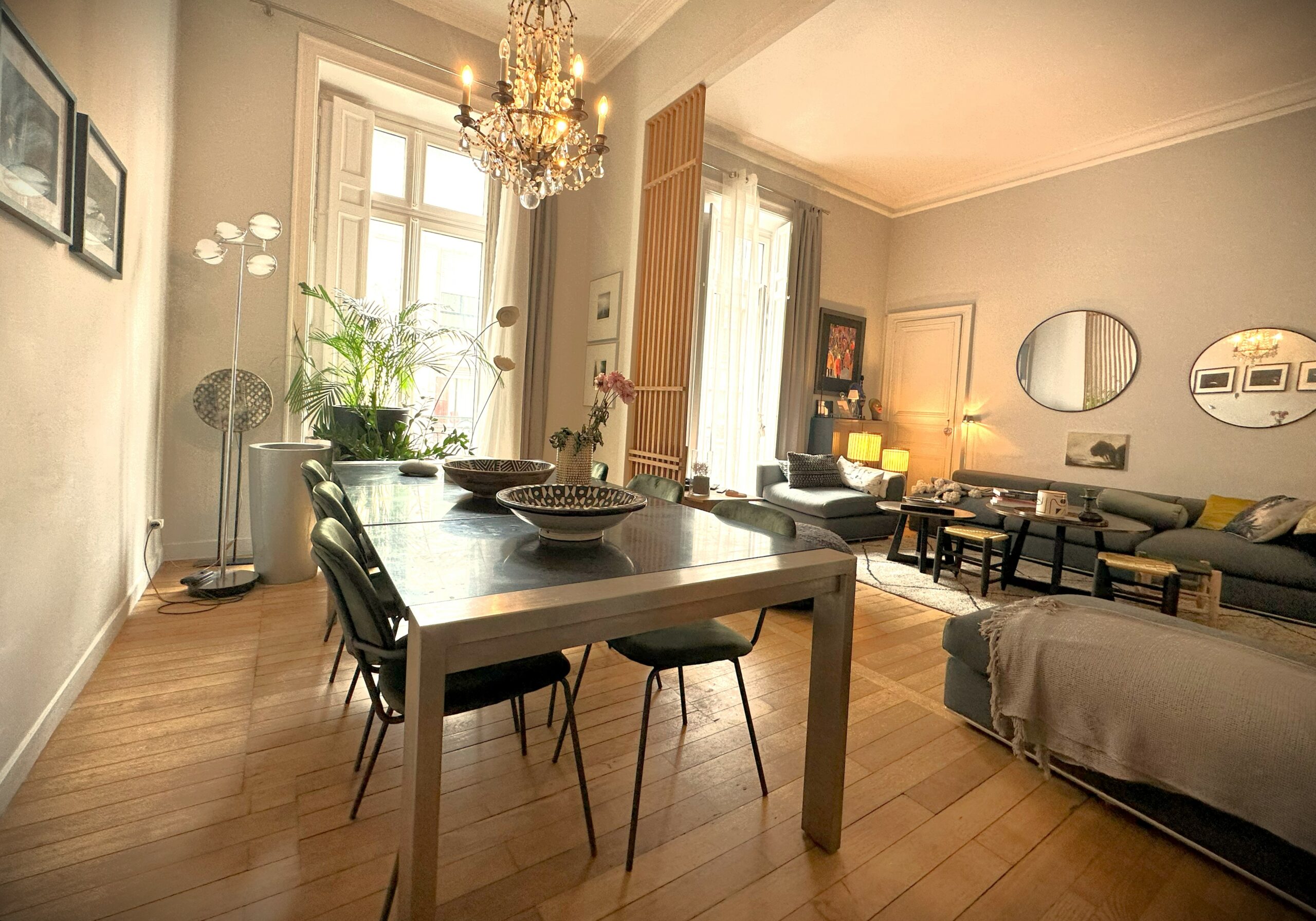 Double salon-séjour élégant d'un appartement style hausmannien