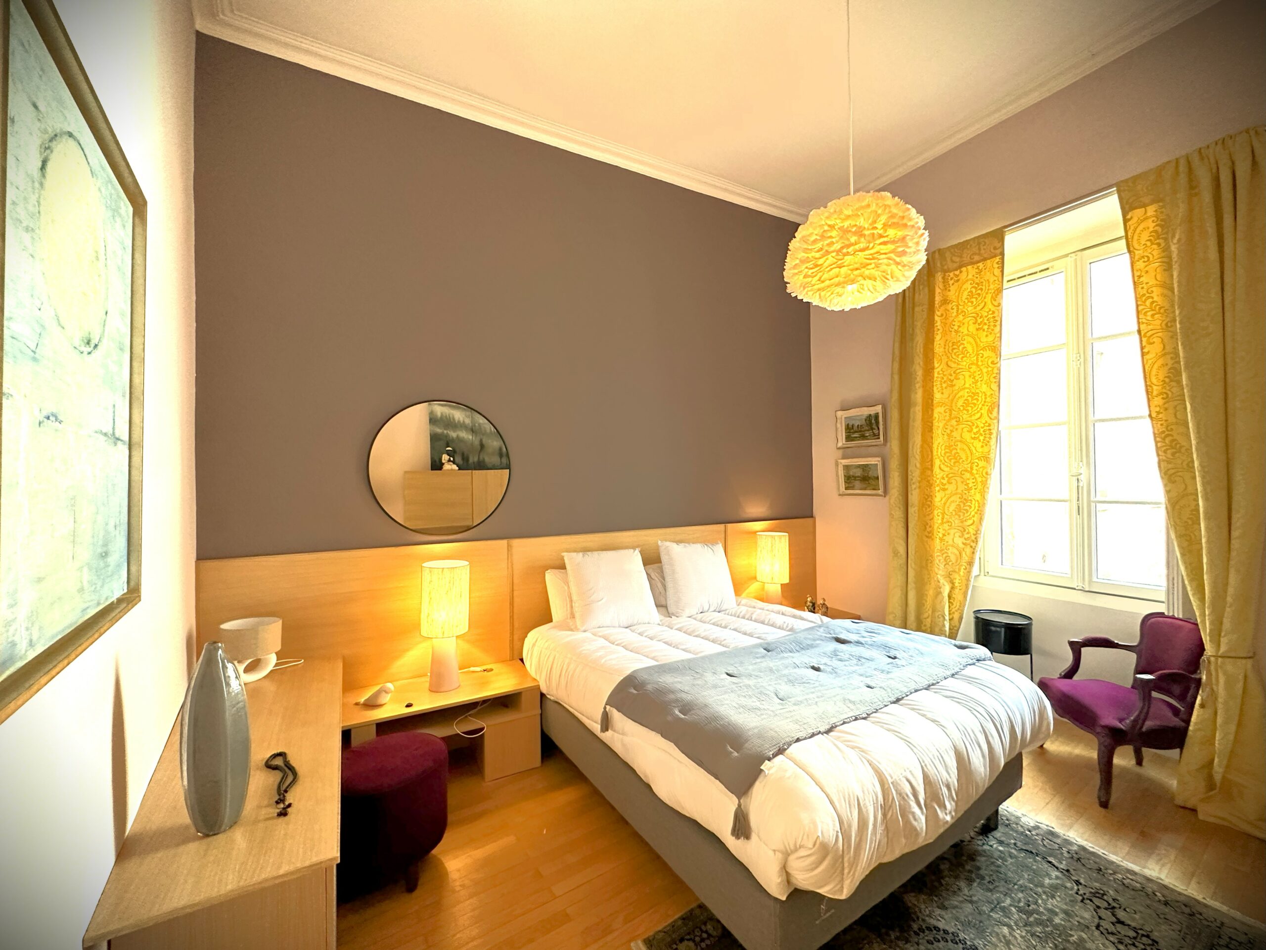 Grande chambre avec fenêtre lumineuse, grande hauteur sous plafond