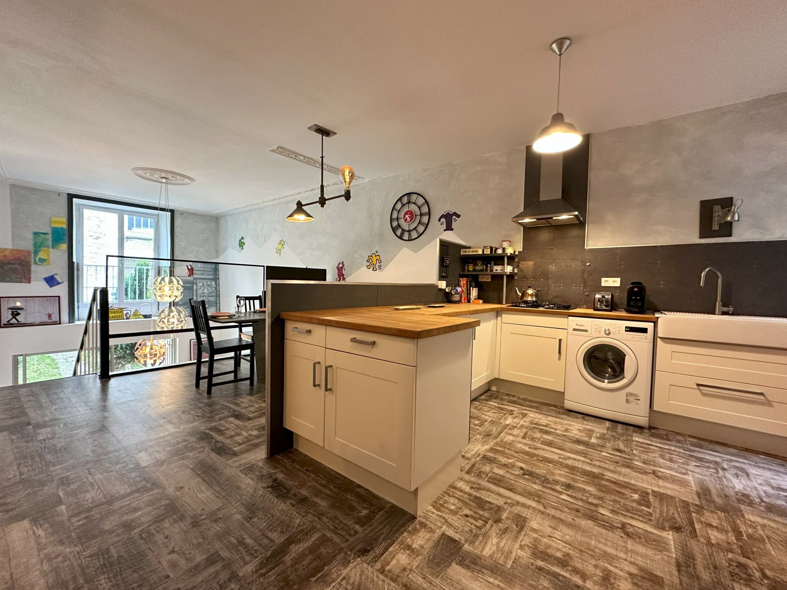 Cuisine ouverte sur séjour, style loft. Table dressée