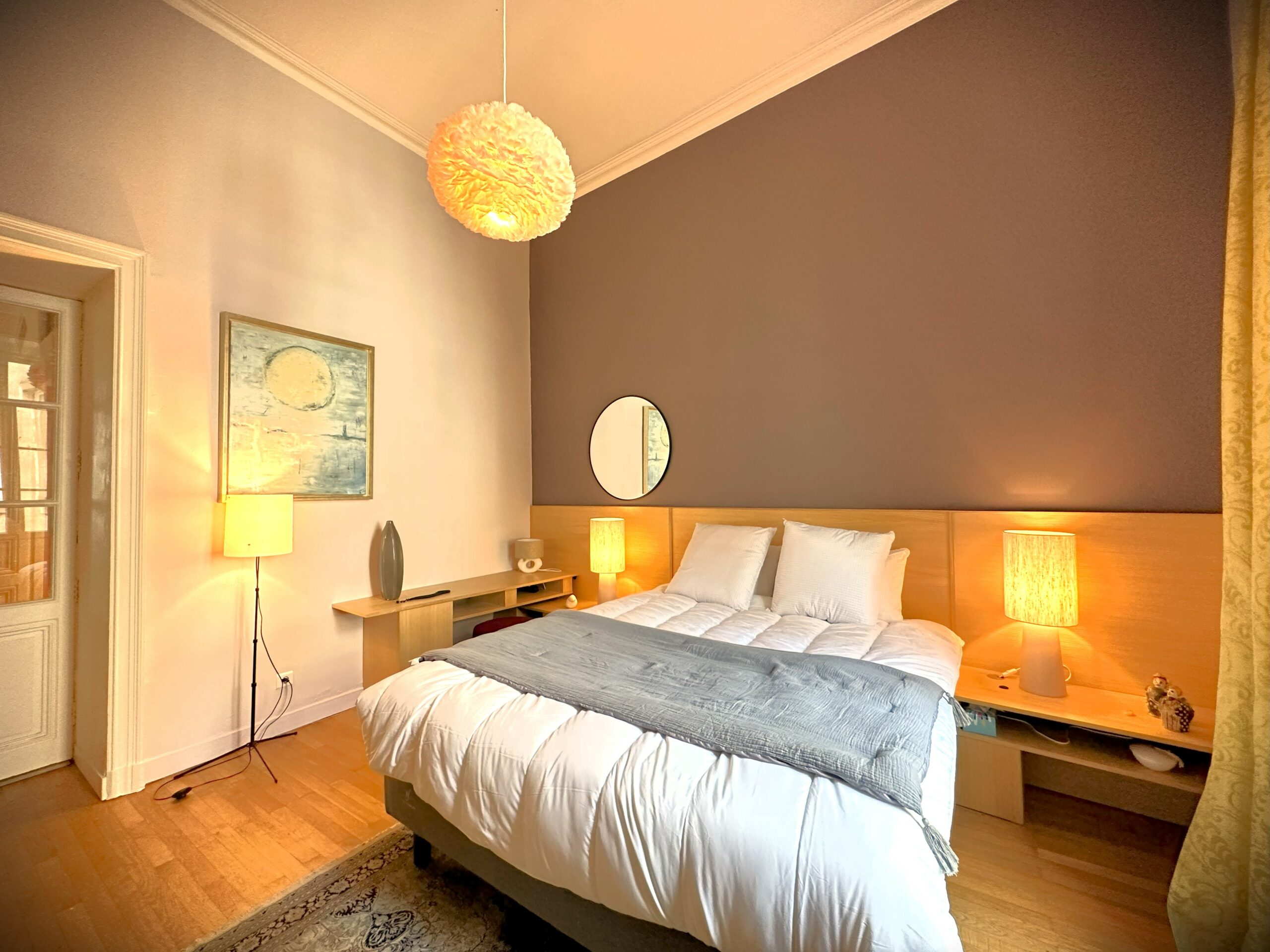 Chambre élégante, grand lit et grande hauteur sous plafond, sur parquet