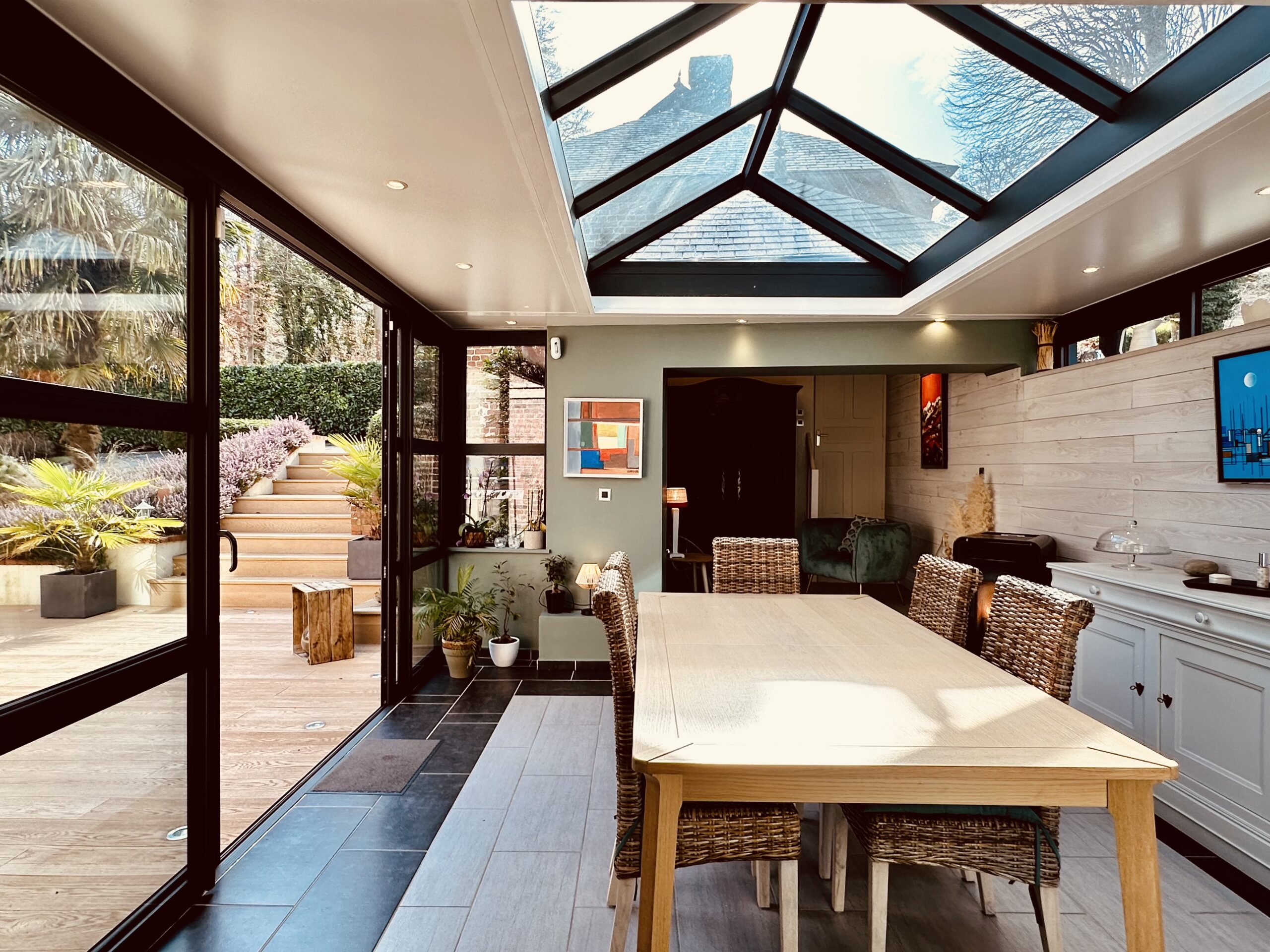 Véranda lumineuse sur terrasse en bois