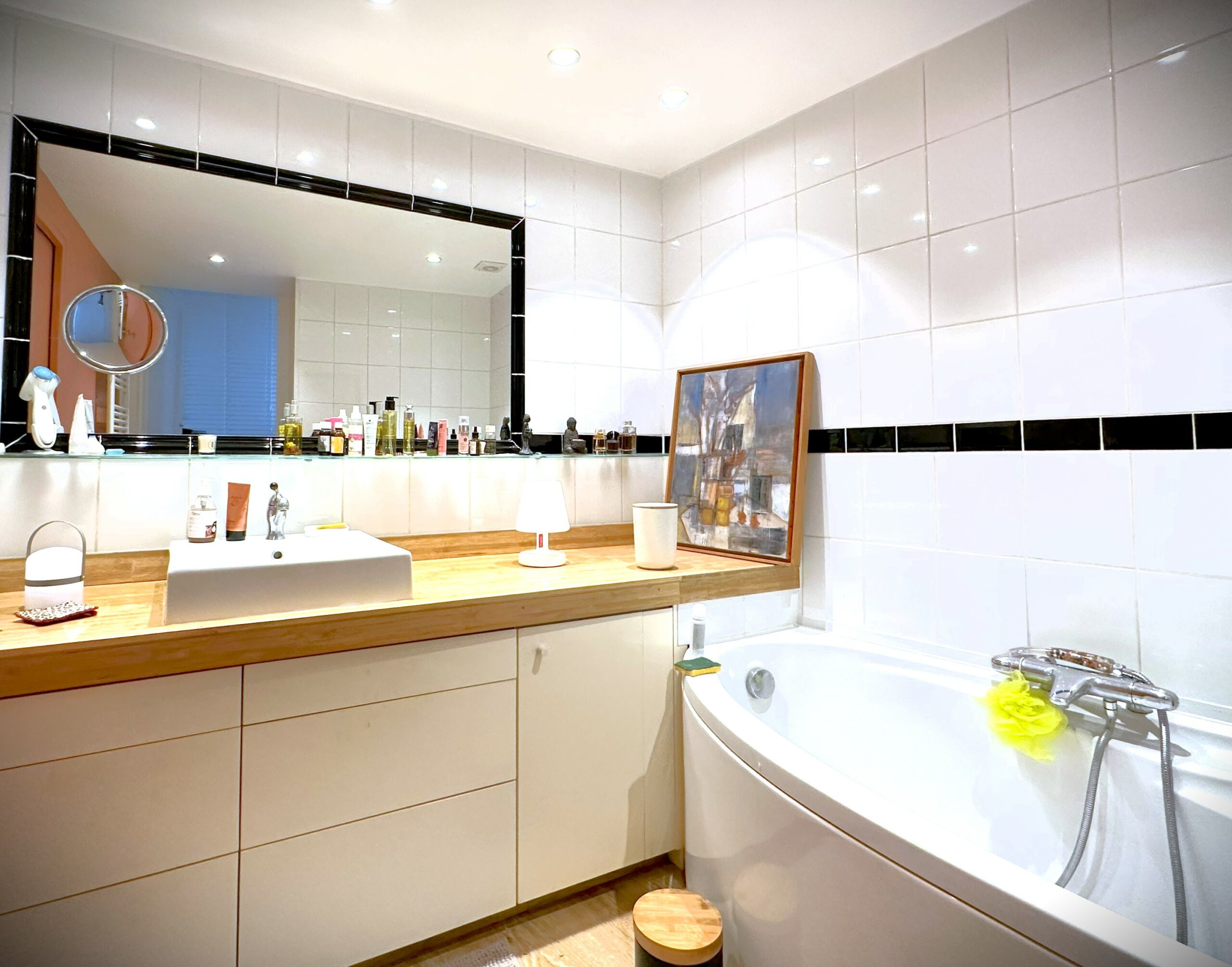 Salle de bain moderne avec double vasque et baignoire