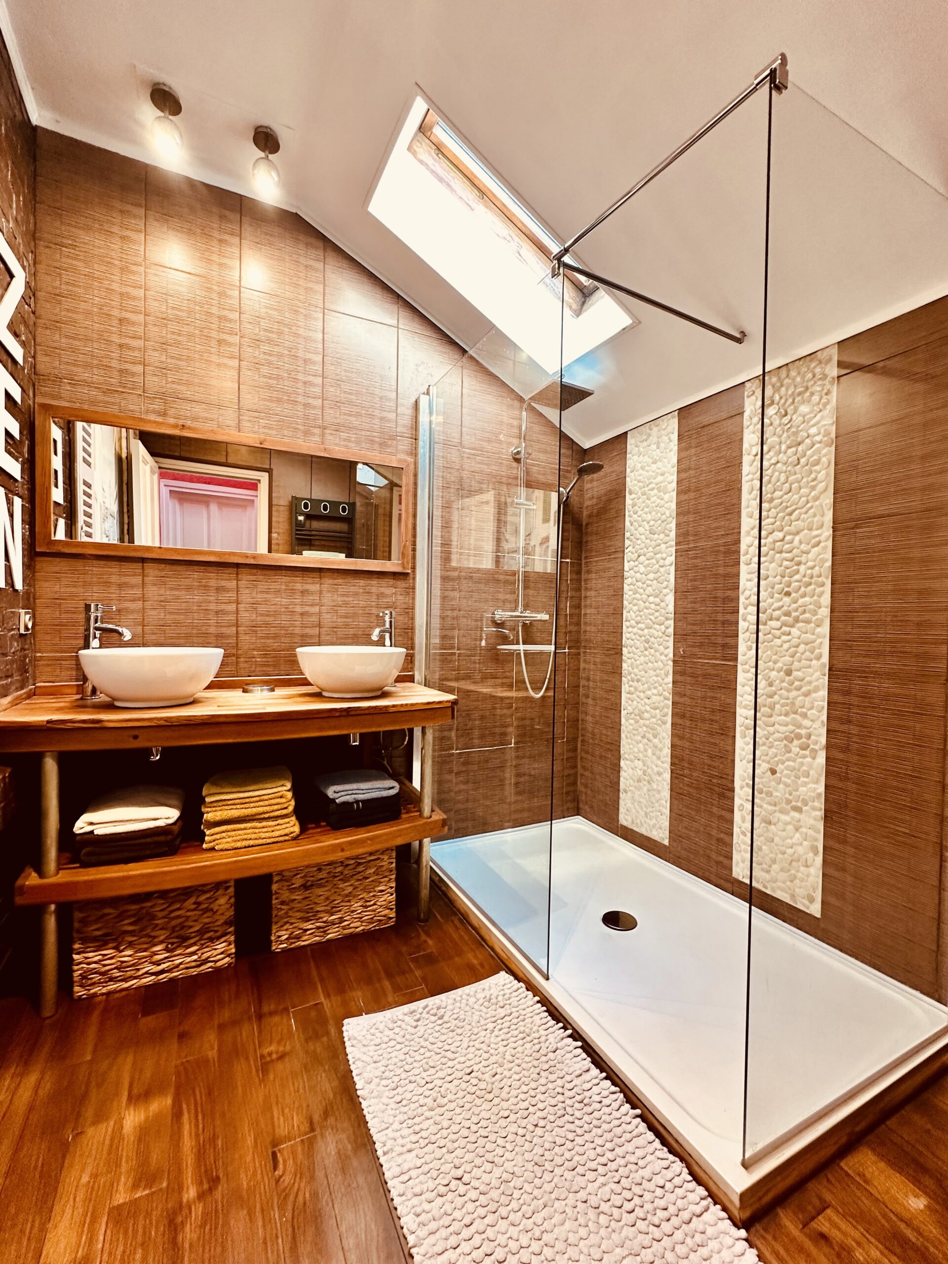 Salle de bain avec douche dans un style moderne, bois de bateau. Douche à l'italienne.