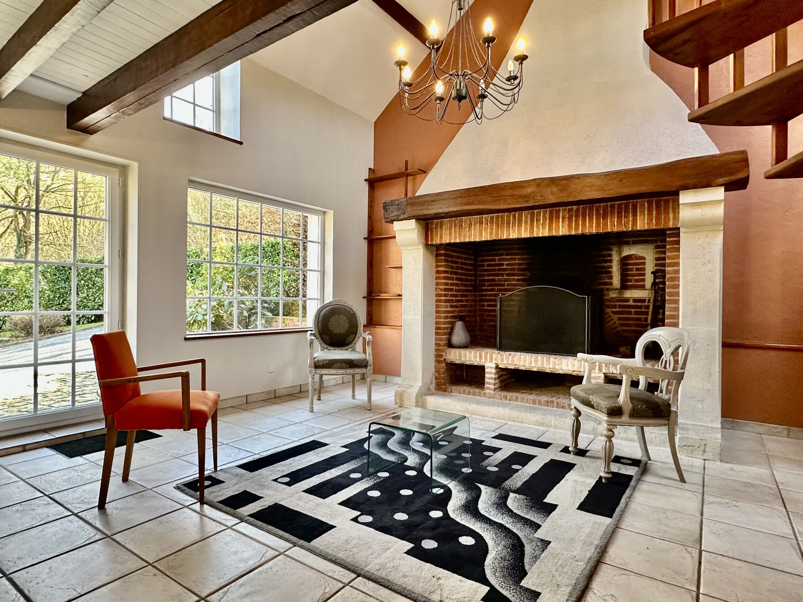 Dépendance maison de maître avec grande cheminée et lustre